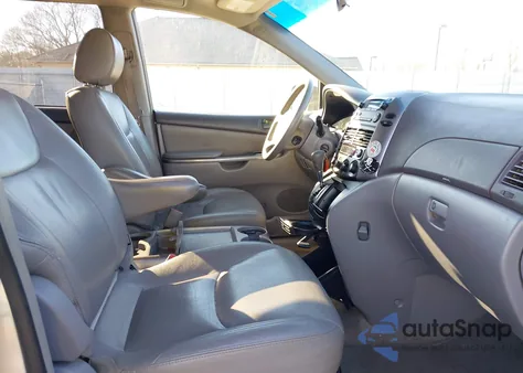 2010 Toyota Sienna Le z USA, uszkodzony, nr VIN 5TDKK4CC5AS304570